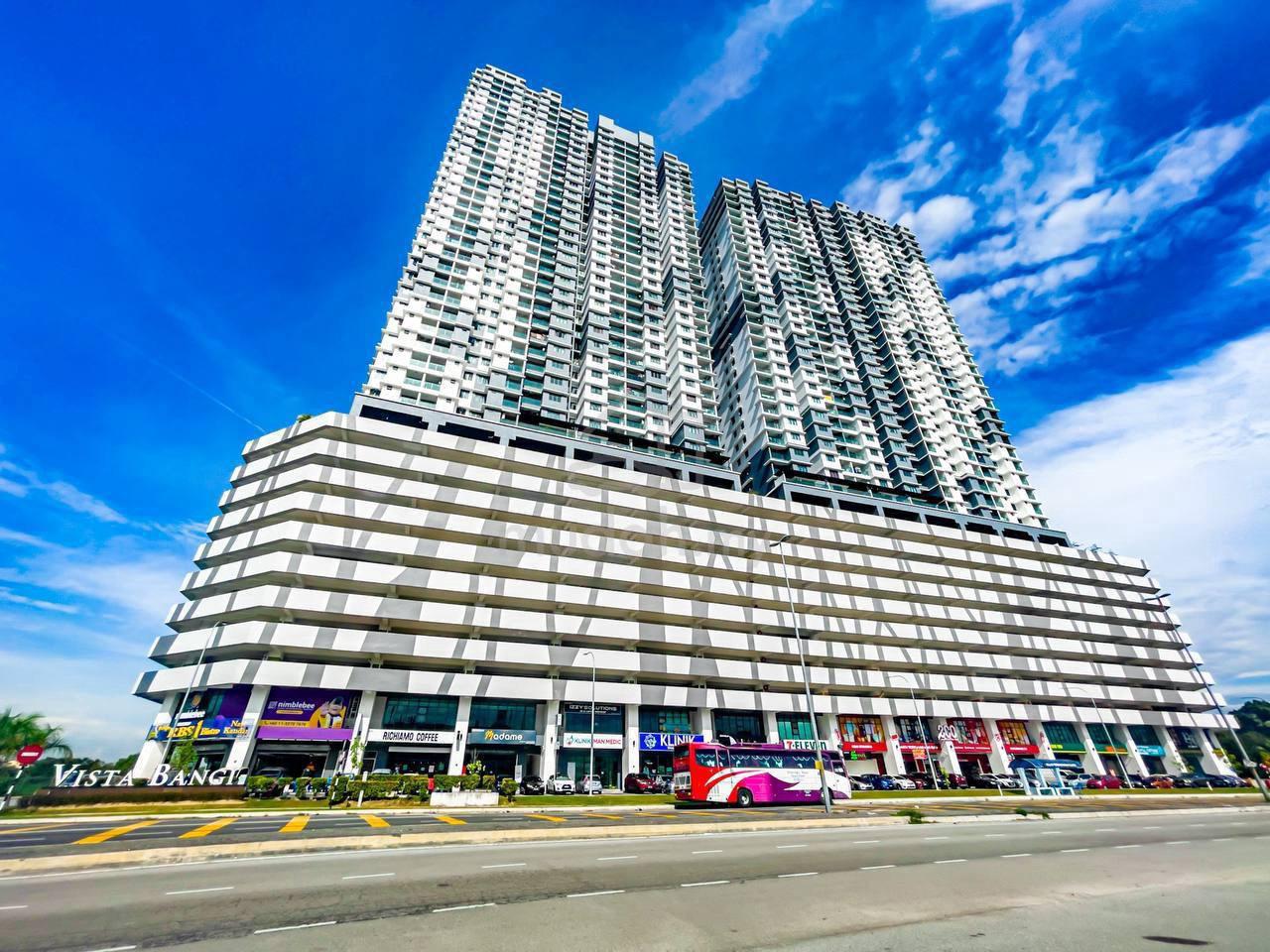 The two Vista Bangi towers above the shop podium on Jalan Reko